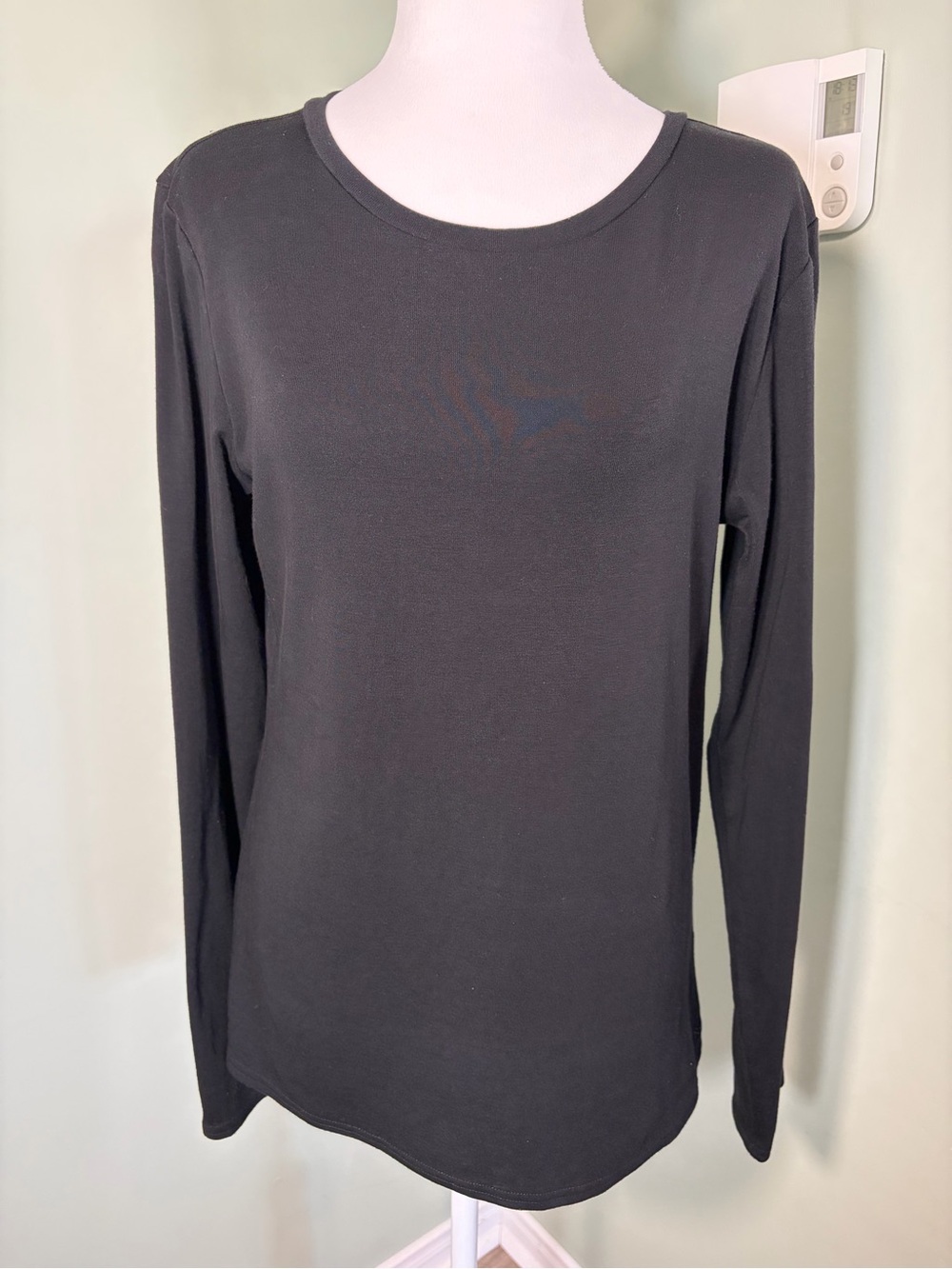 346. United Colors of Benetton Classic Black Long-Sleeve Crewneck Top
